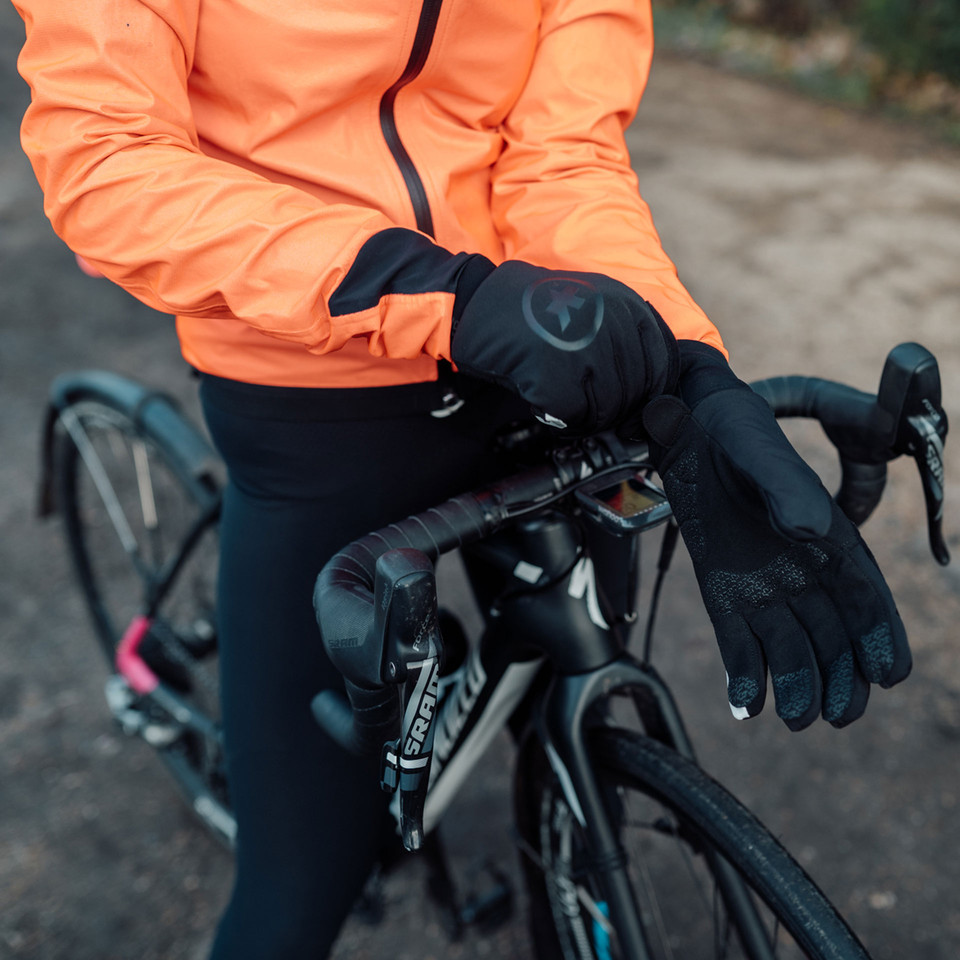 Cyclist pulling on Assos Bonka S7 Gloves