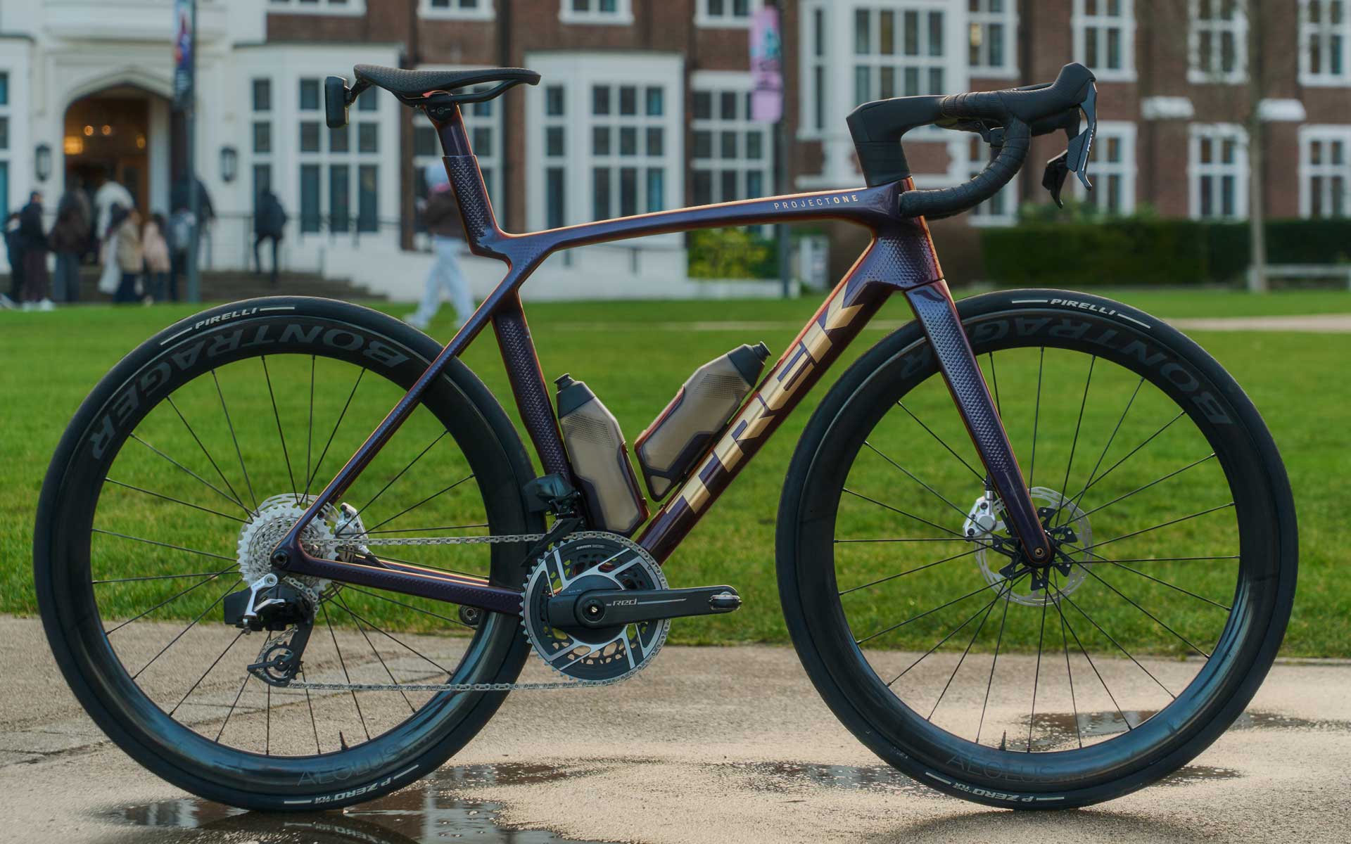 Trek Madone SLR Gen 8 – Project One ICON Serpentine Road Bike